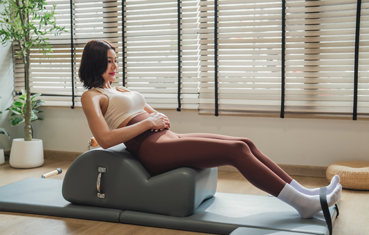 Le piège des ischio-jambiers : pourquoi la souplesse forcée n'est souvent d'aucune aide et comment le Pilates peut améliorer ta pratique lorsque tes ischio-jambiers sont raides
